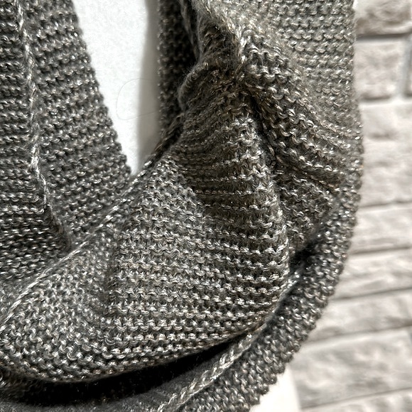 Infinity scarf with metallic detail - Picture 2 of 4
